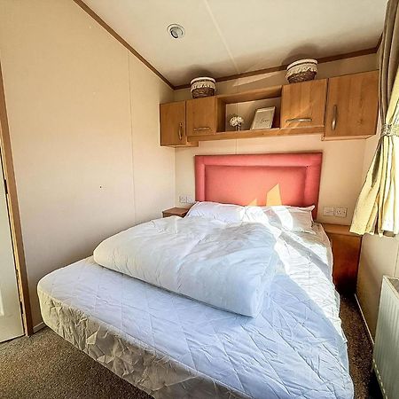 Lovely 6 Berth Caravan For Hire At Manor Park In Hunstanton Norfolk Ref 23044S エクステリア 写真